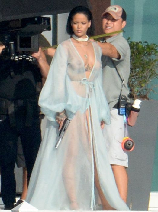 Обнаженная Рианна на съемках клипа Needed Me. НЮ