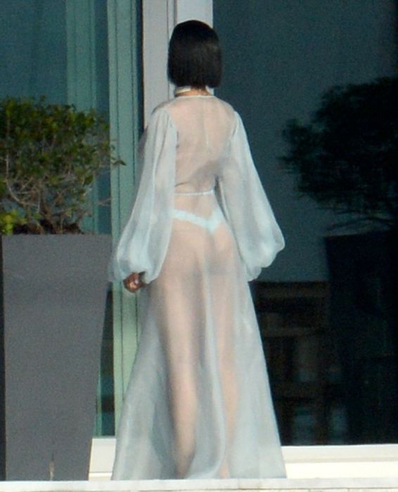 Обнаженная Рианна на съемках клипа Needed Me. НЮ