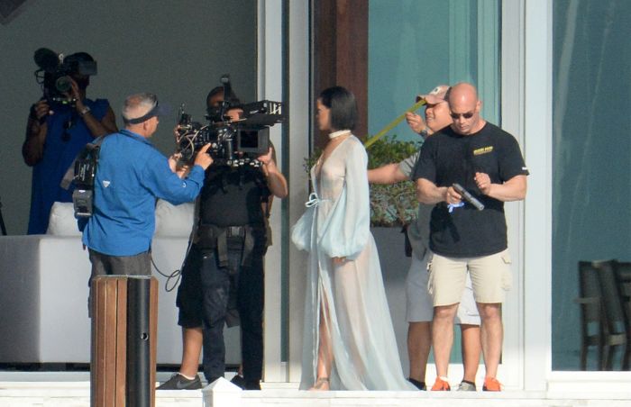 Обнаженная Рианна на съемках клипа Needed Me. НЮ