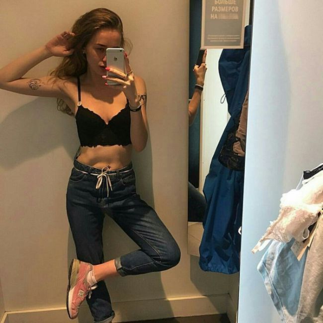 Милые пользовательницы социальных сетей