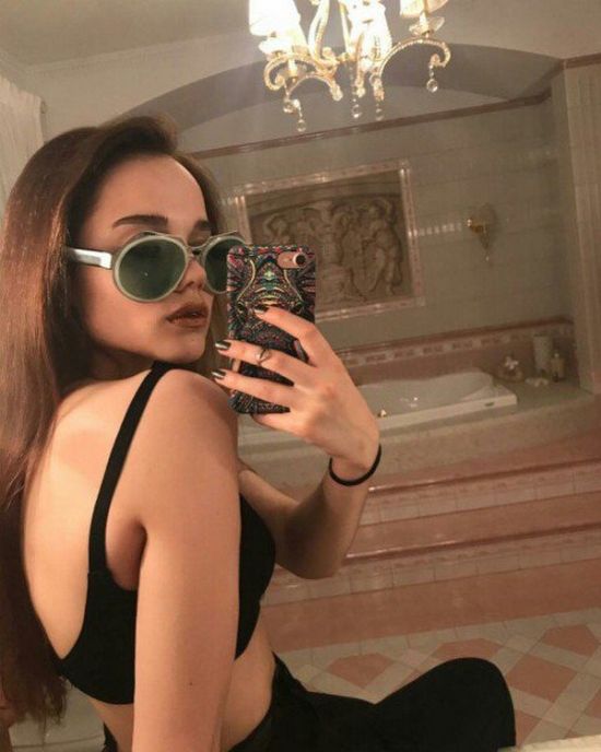 Милые пользовательницы социальных сетей