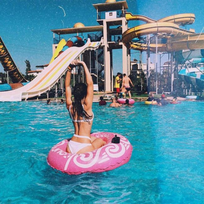 Милые пользовательницы социальных сетей