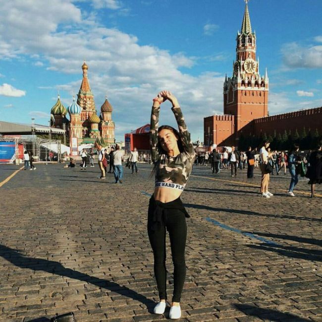 Милые пользовательницы социальных сетей