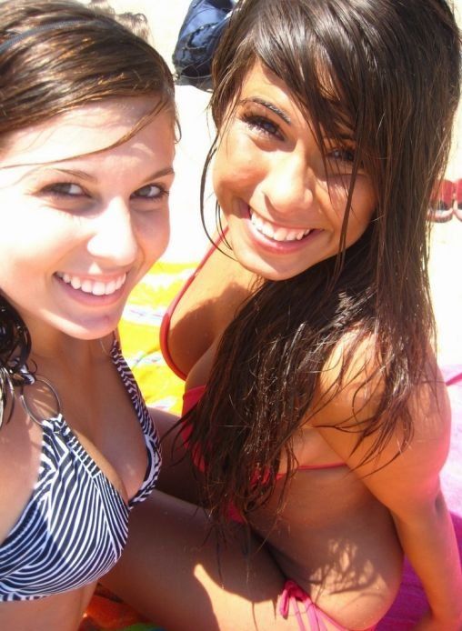 Милые пользовательницы социальных сетей