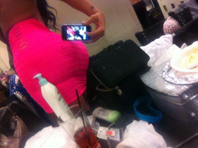 Девушки с огромными задами (22 фото)