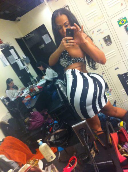 Девушки с огромными задами (22 фото)