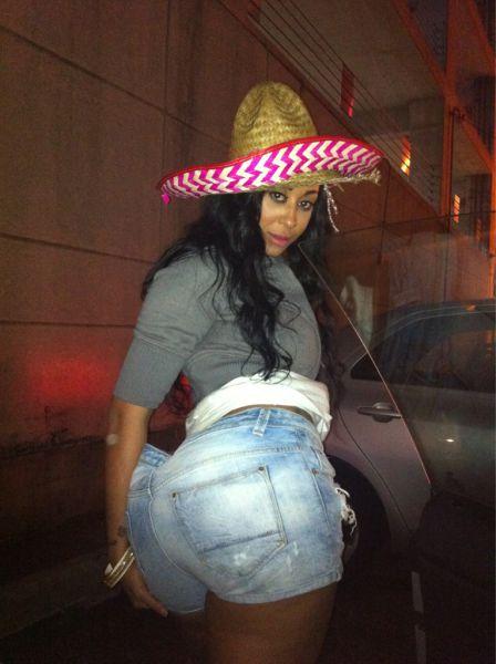 Девушки с огромными задами (22 фото)