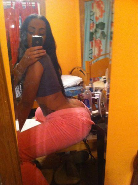 Девушки с огромными задами (22 фото)