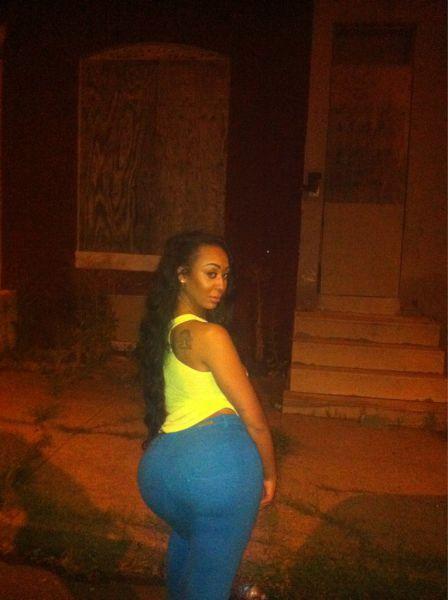 Девушки с огромными задами (22 фото)