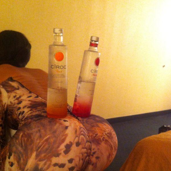 Девушки с огромными задами (22 фото)