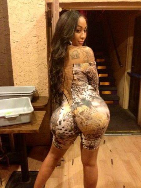 Девушки с огромными задами (22 фото)