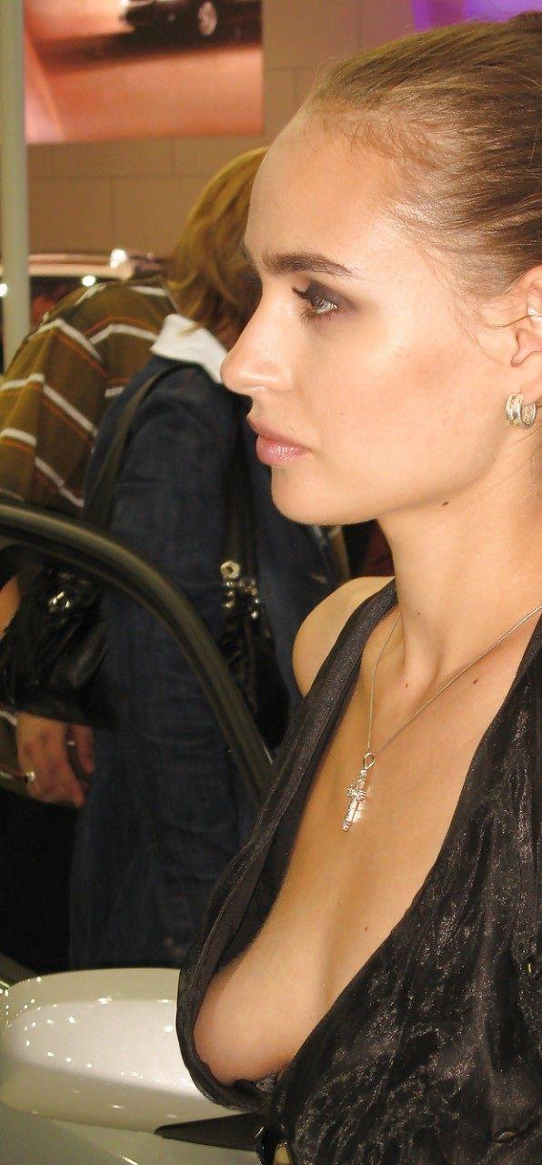 Нескромное платье на автошоу (5 фото)