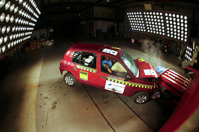 Как проходят краш-тесты автомобилей