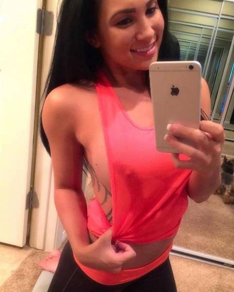 Девушки без бюстгальтеров