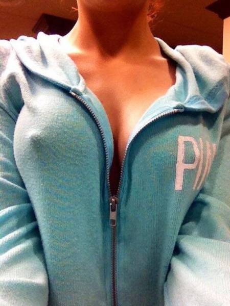 Девушки без бюстгальтеров