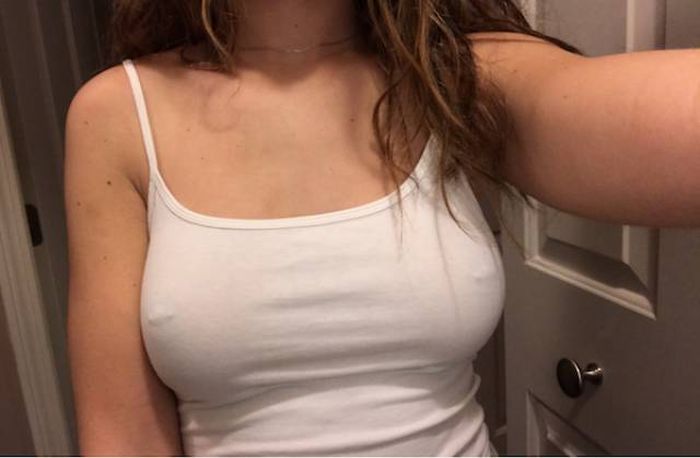 Девушки без бюстгальтеров