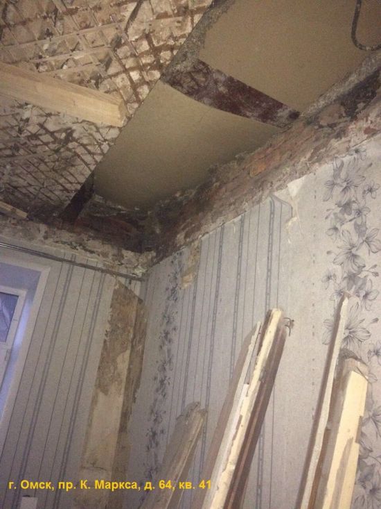 Аварийный дом в Омске на грани обрушения