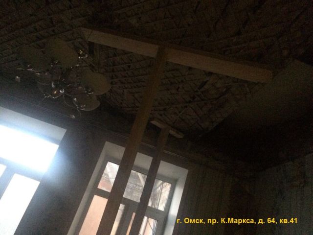 Аварийный дом в Омске на грани обрушения