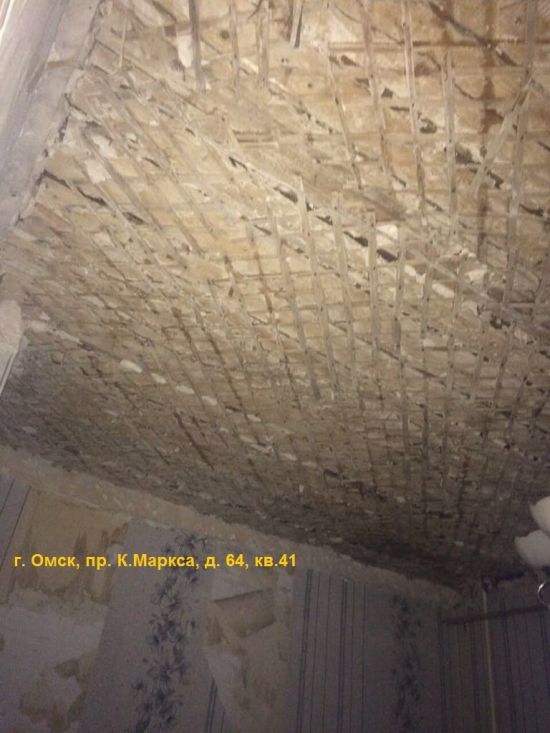 Аварийный дом в Омске на грани обрушения