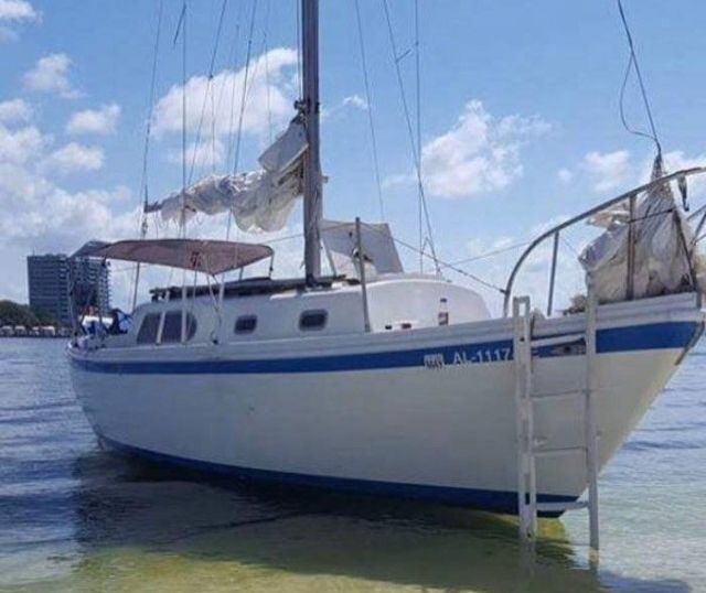 Затонувшая яхта и спасенный друг Затонувшая яхта и спасенный друг