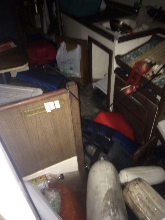 Затонувшая яхта и спасенный друг Затонувшая яхта и спасенный друг