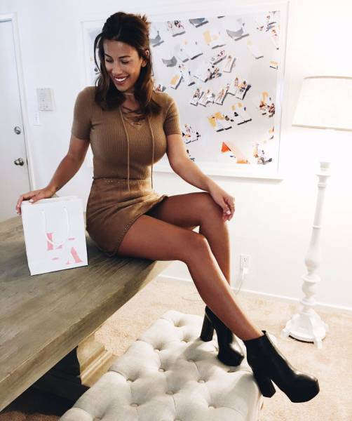 Прекрасные девушки в платьях