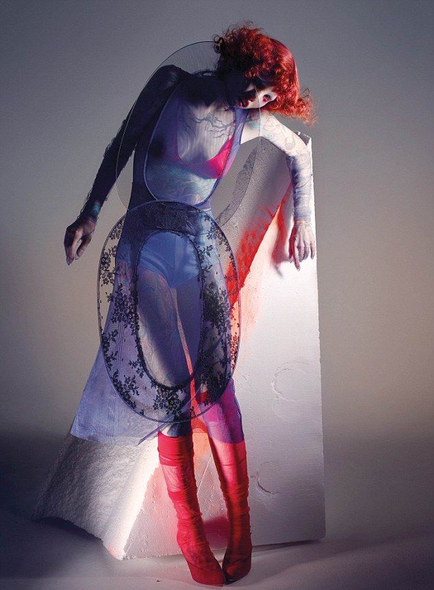 Жутковатая фотосессия модели с кошачьим синдромом