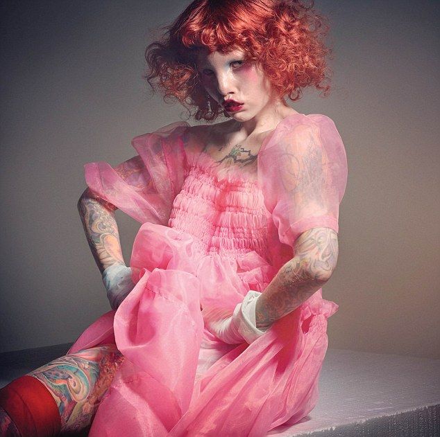 Жутковатая фотосессия модели с кошачьим синдромом