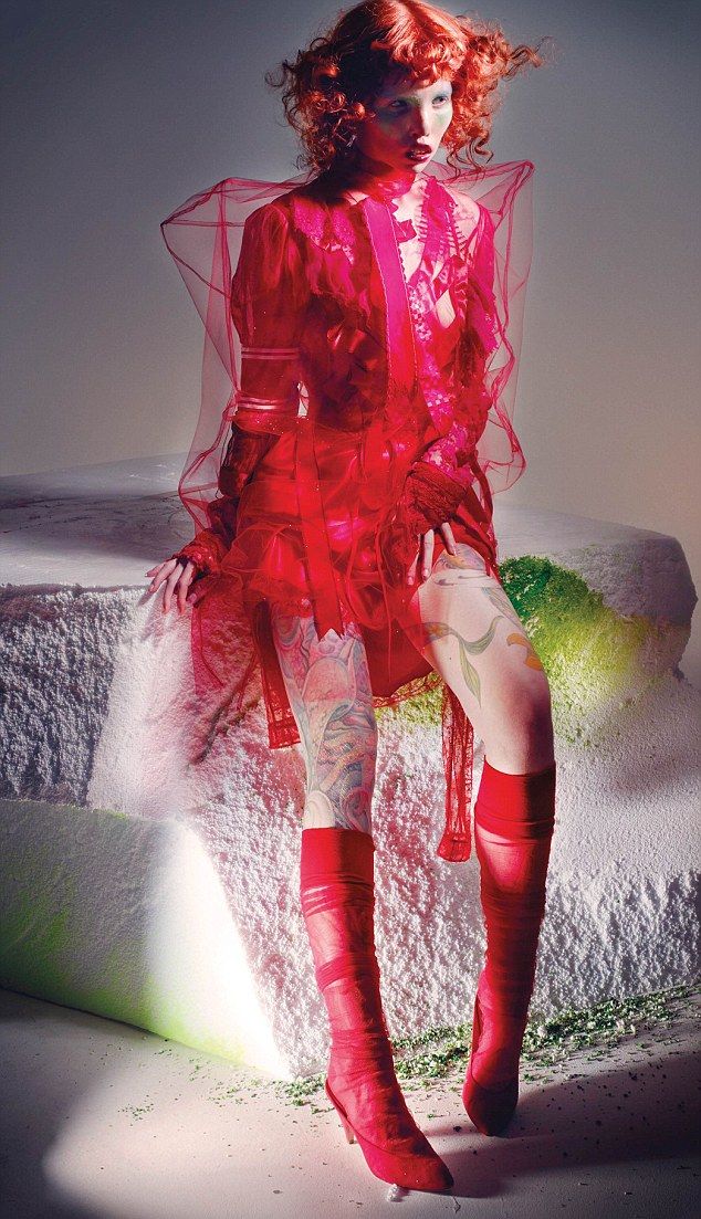 Жутковатая фотосессия модели с кошачьим синдромом