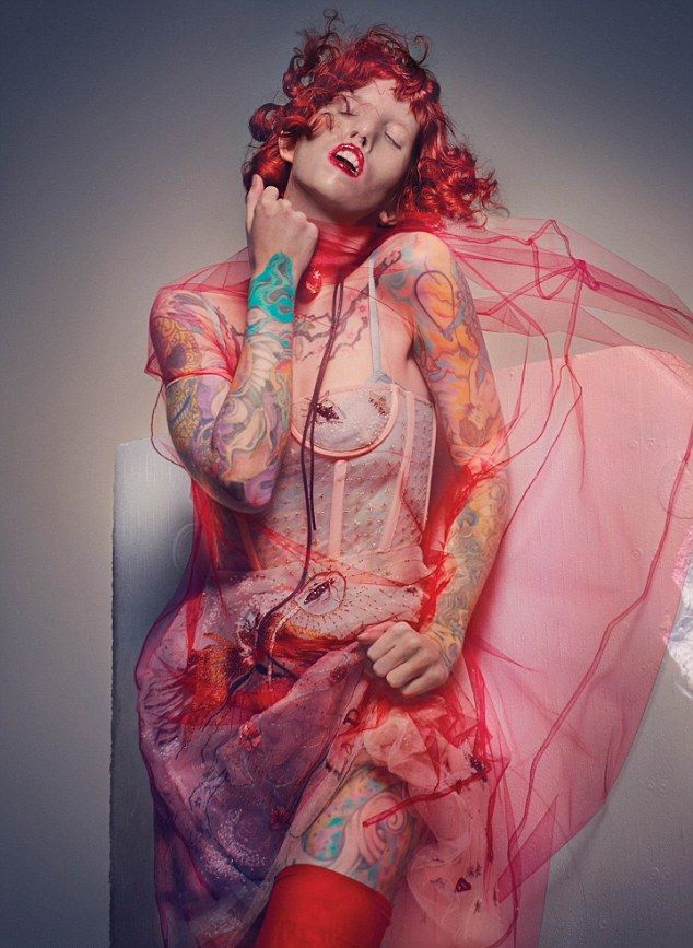 Жутковатая фотосессия модели с кошачьим синдромом