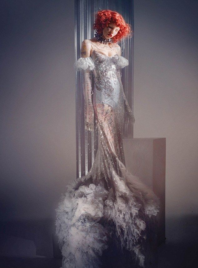 Жутковатая фотосессия модели с кошачьим синдромом