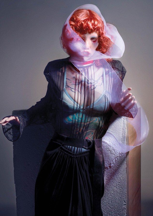 Жутковатая фотосессия модели с кошачьим синдромом