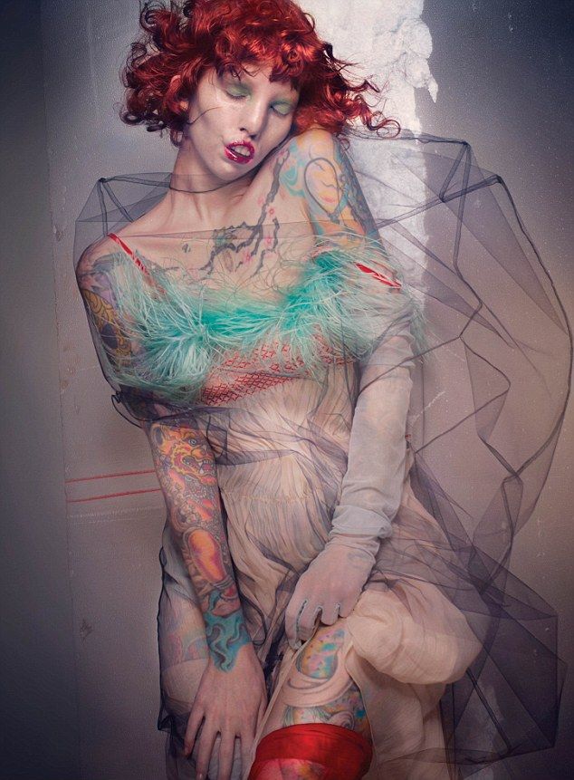 Жутковатая фотосессия модели с кошачьим синдромом