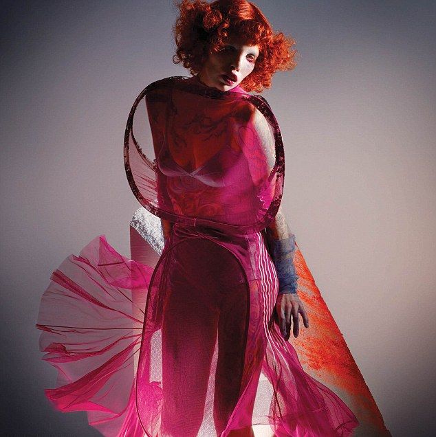 Жутковатая фотосессия модели с кошачьим синдромом