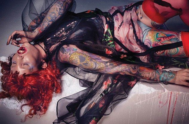 Жутковатая фотосессия модели с кошачьим синдромом