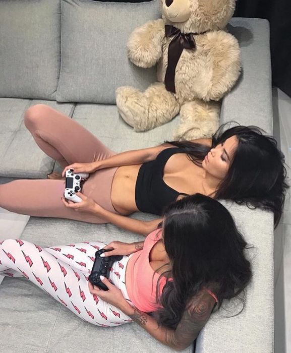 Девушки с мишками