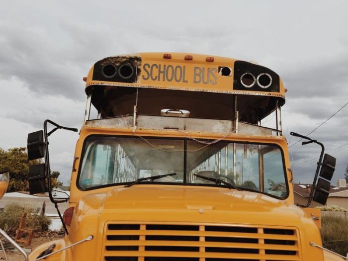 Школьный автобус превратили в комфортный дом на колесах