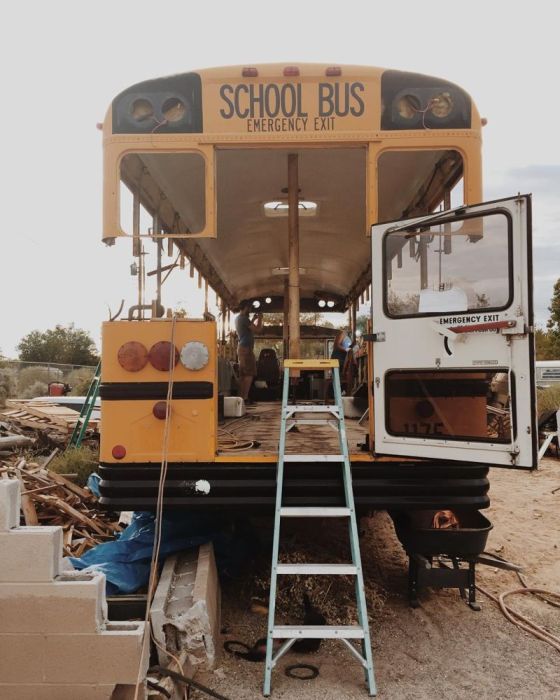 Школьный автобус превратили в комфортный дом на колесах