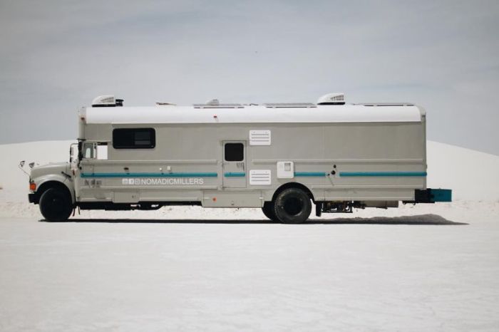 Школьный автобус превратили в комфортный дом на колесах