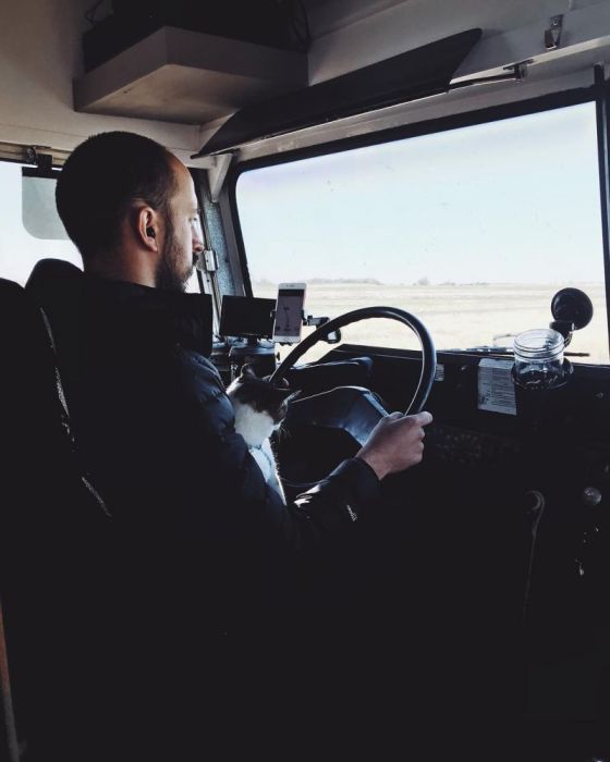 Школьный автобус превратили в комфортный дом на колесах