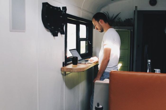 Школьный автобус превратили в комфортный дом на колесах