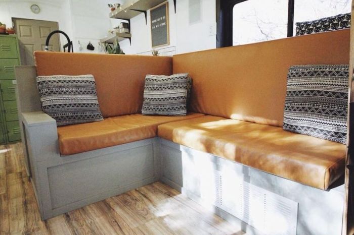 Школьный автобус превратили в комфортный дом на колесах