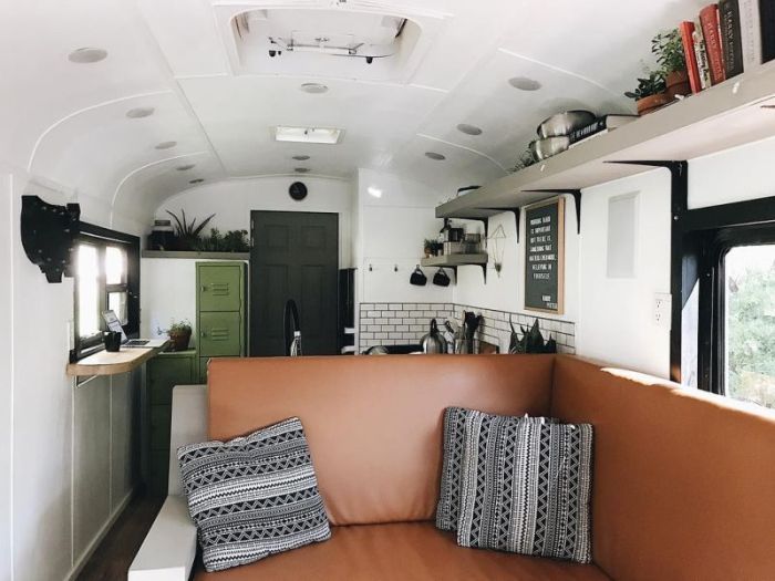 Школьный автобус превратили в комфортный дом на колесах