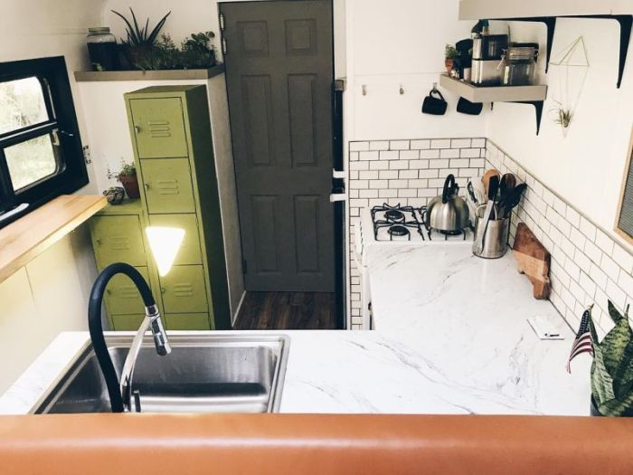 Школьный автобус превратили в комфортный дом на колесах