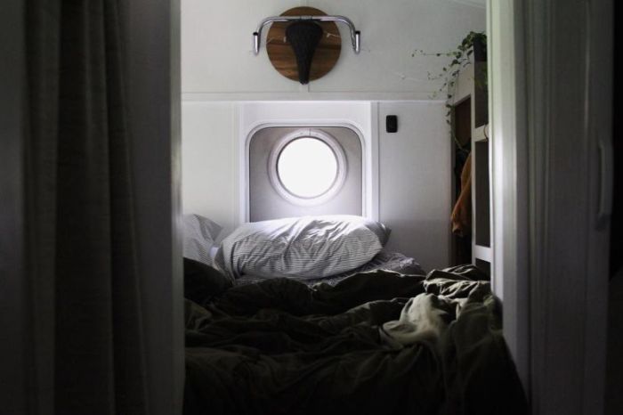 Школьный автобус превратили в комфортный дом на колесах