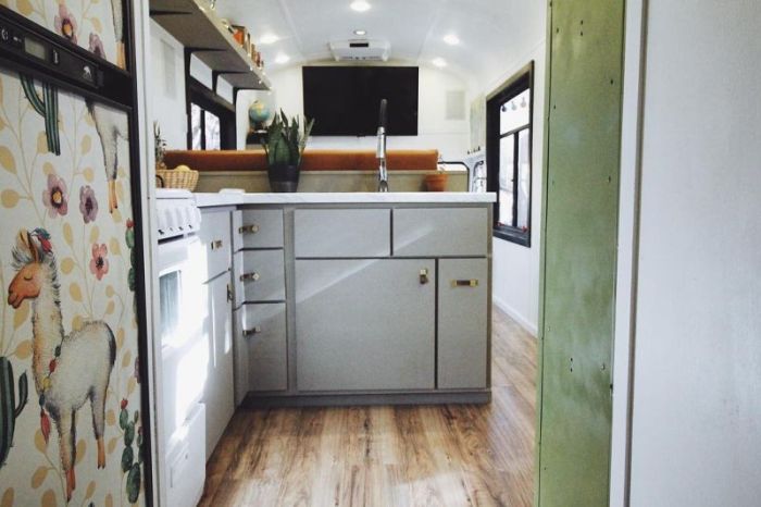 Школьный автобус превратили в комфортный дом на колесах