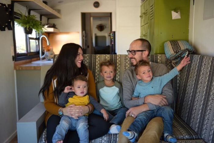 Школьный автобус превратили в комфортный дом на колесах