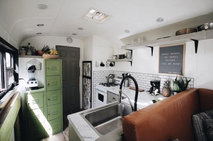 Школьный автобус превратили в комфортный дом на колесах
