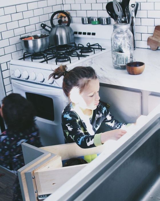 Школьный автобус превратили в комфортный дом на колесах