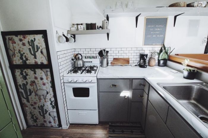 Школьный автобус превратили в комфортный дом на колесах